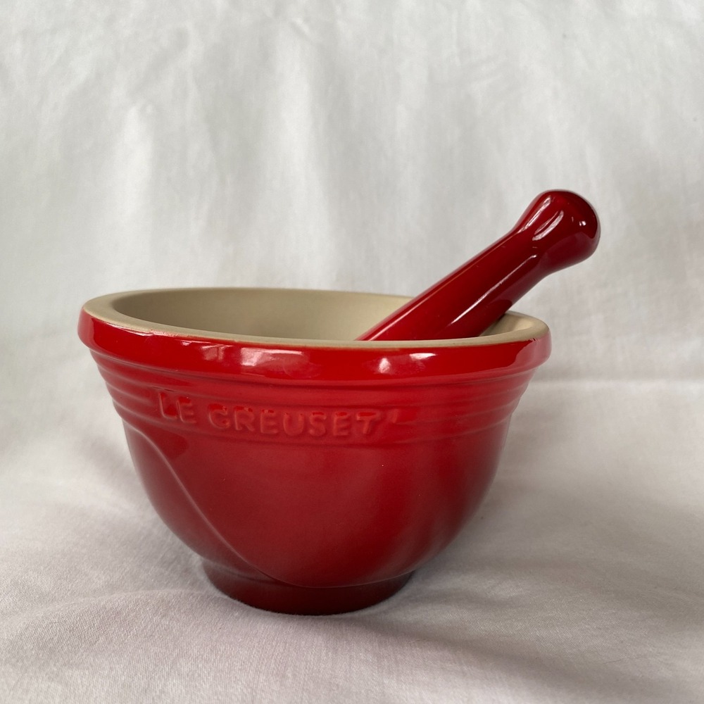 Le Creuset Mortar & Pestle Color Cerise Red Ombre. 10 Fl Oz 2 Piece Set